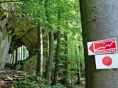 Markierung "Fränkischer Gebirgesweg" bei Betzenstein (Fränkische Schweiz)